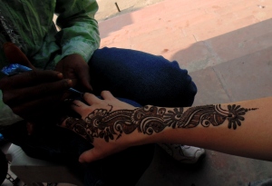Getting henna on the side of the road 